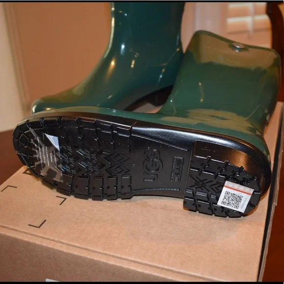 UGG Shaye Boot - Picture 5 of 8